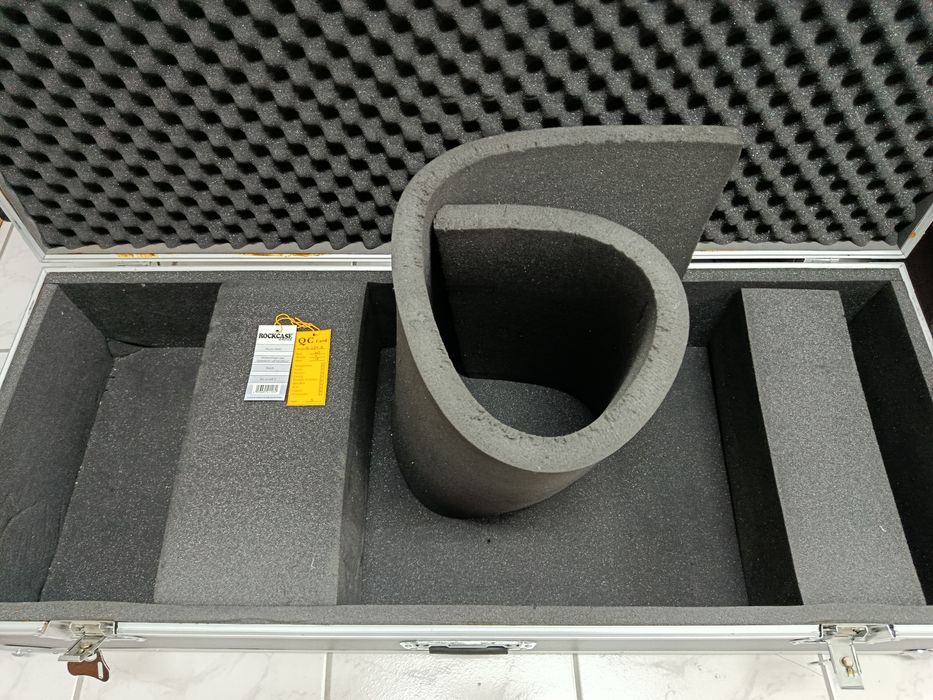 Flight Case RockCase by Warwick para teclado — com rodas e espumas ajustáveis