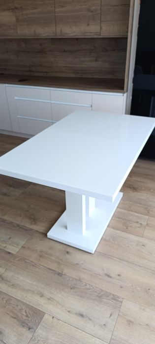 Stół lakierowany biały