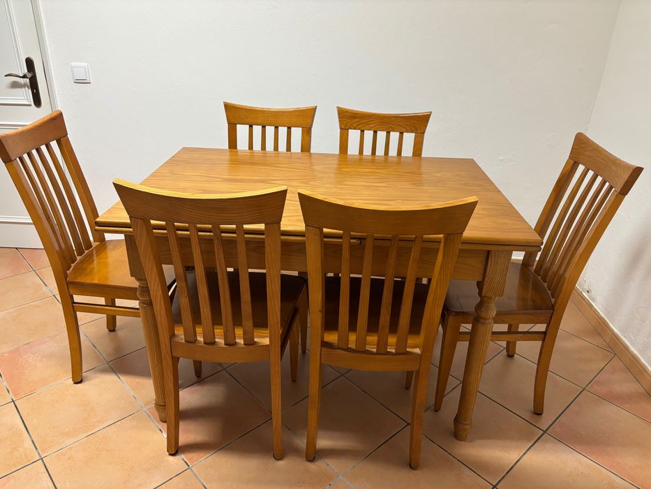 Vende-se mesa com 6 cadeiras