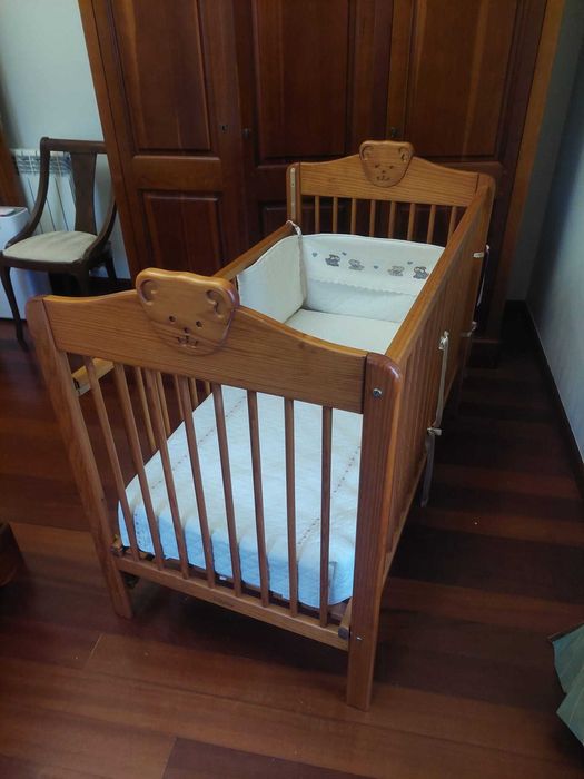 Cama de bebé em madeira