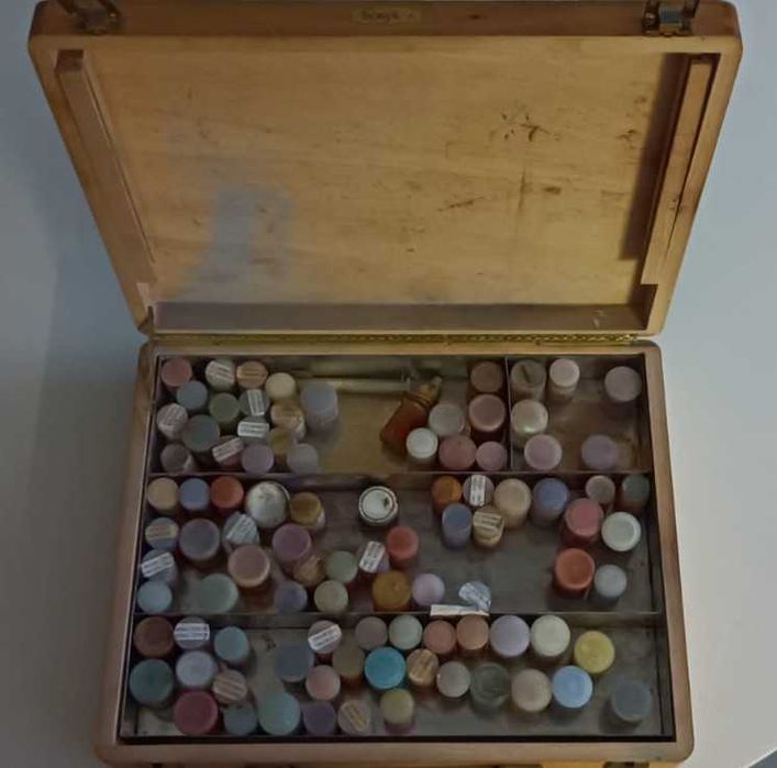 Materiais para trabalhos de pintura e decalque em porcelana