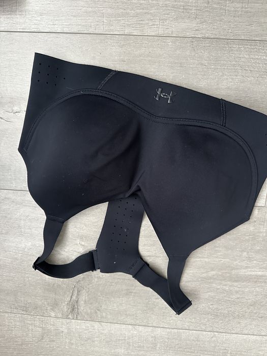 Спортивные поддерживающие  топы under armour