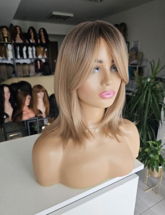 Beżowy blond z odrostem peruka Mia skalp naturalny wygald