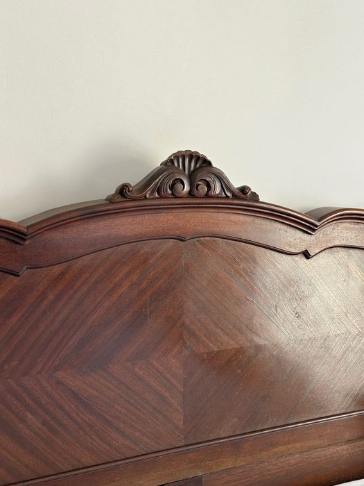 Cama de casal em madeira maciça – estilo clássico francês