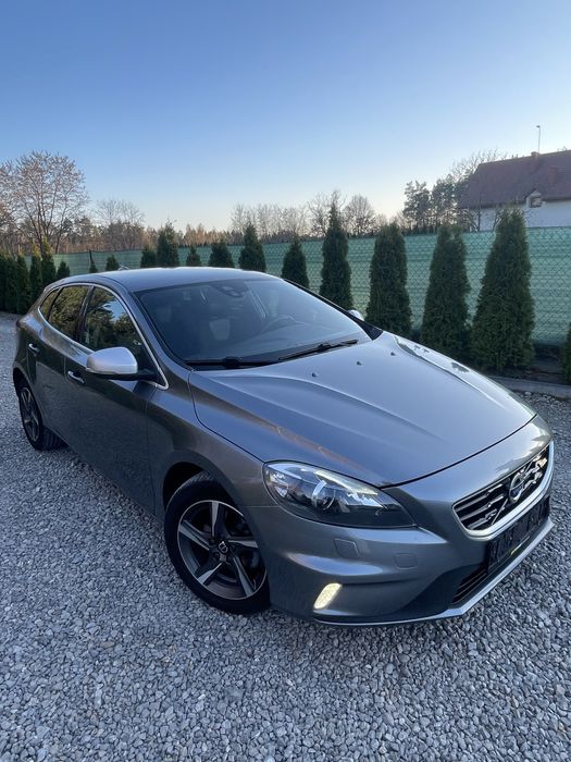 Volvo V 40 D2 2.0 R-design 2015.12 bi-xenon/alu/alcantara/skora/nawi