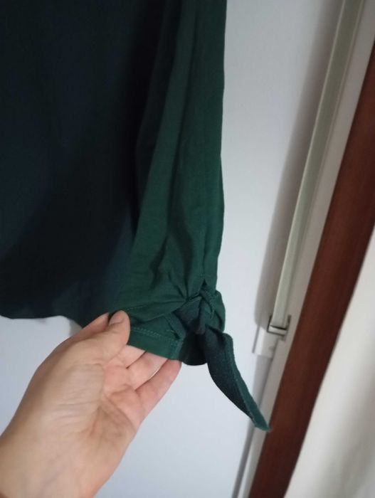 Blusa verde com detalhes de bolinhas decorativas