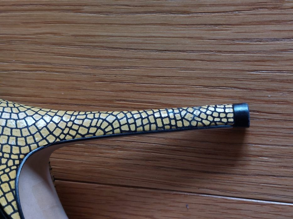 Żółte szpilki Kazar