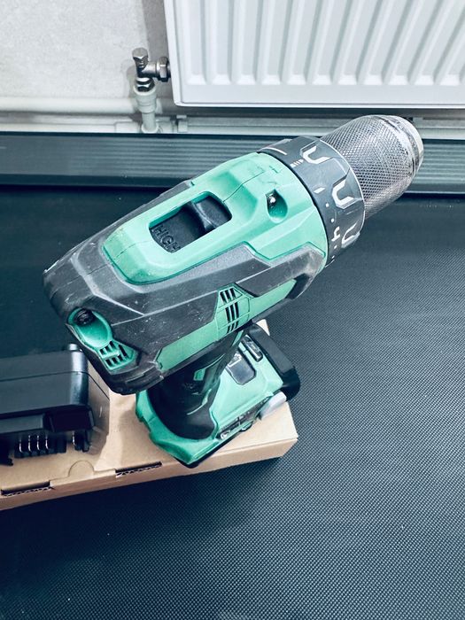 Шуруповерт Hitachi з АКБ і зарядкою