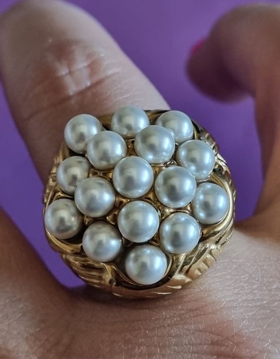 Anel dourado, em aço, cheio de pérolas em cima. T18
