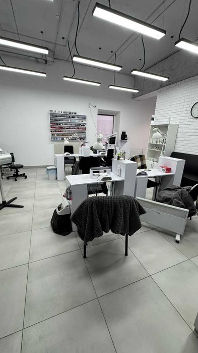 Продається діючий манікюрний салон повністю облаштований