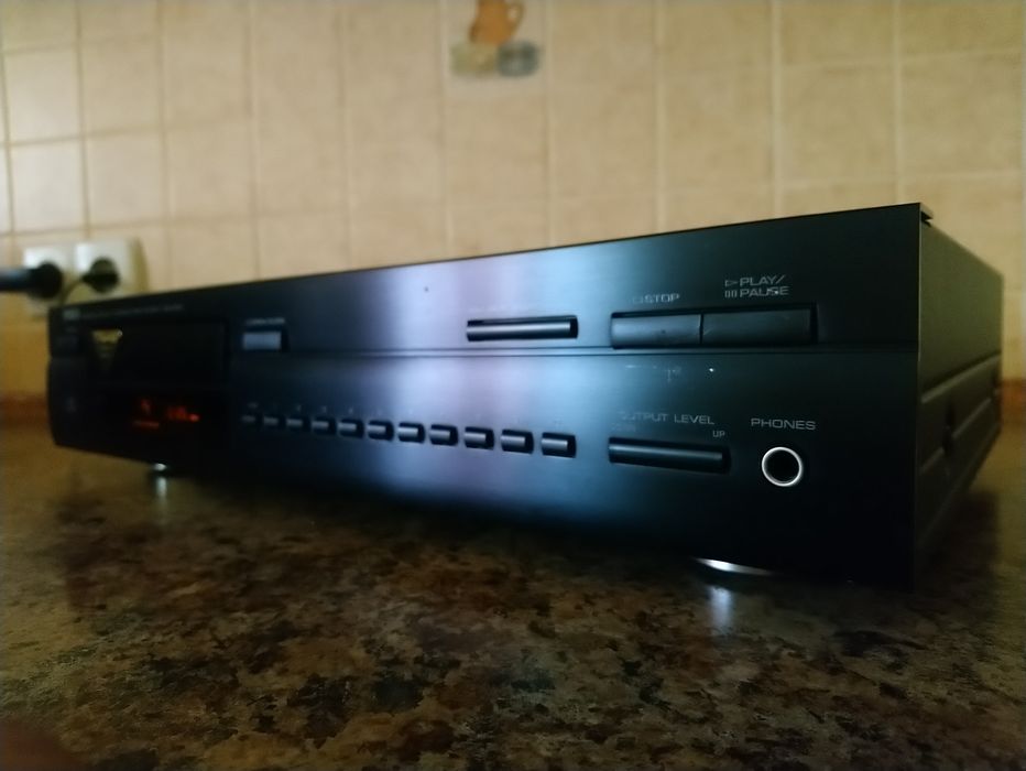 YAMAHA CDX-580 Natural Sound CD Compact Disc Player