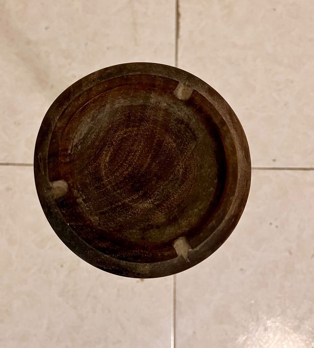 Cinzeiro de pé em Pau Preto