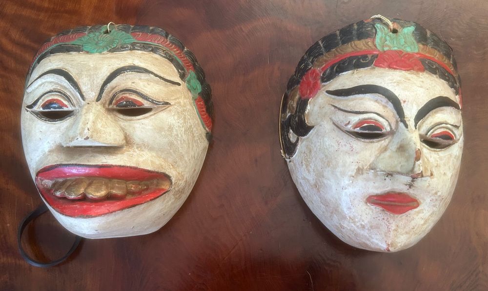 Par de Máscaras Tradicionais de Bali / Indonésia (Madeira Esculpida)