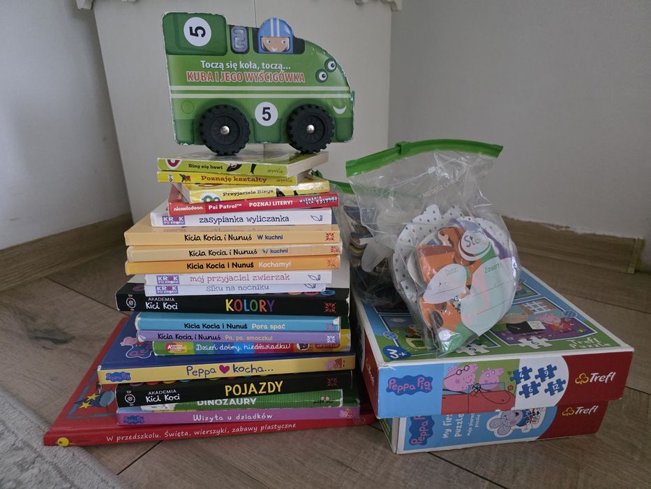 Książki, puzzle, autko