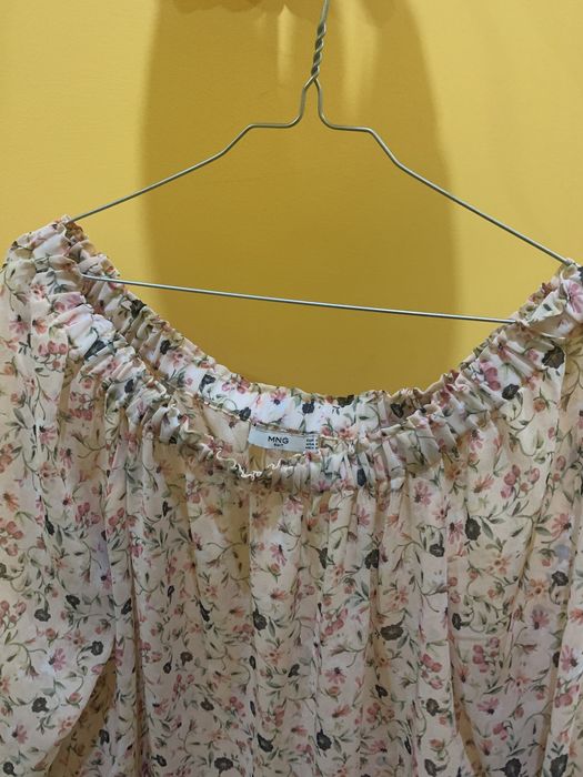 Blusa mulher “Mango” tamanho M, rosa com padrão floral e renda