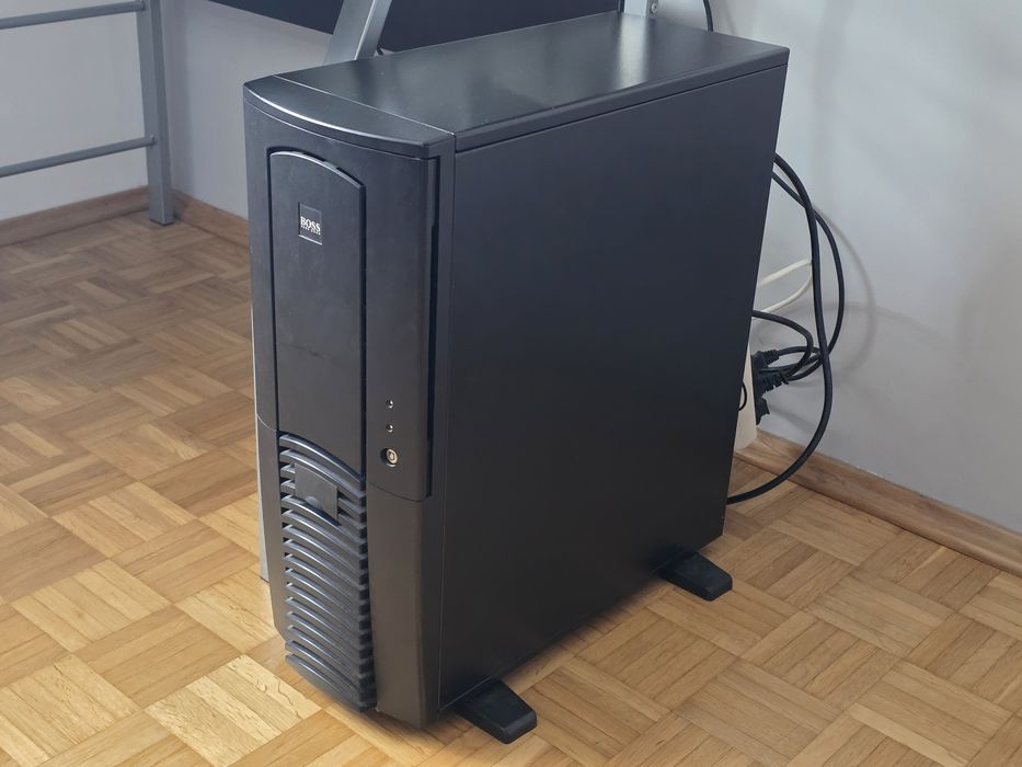 Komputer PC Intel i5, dwa monitory Dell, zestaw Logitech + biurko