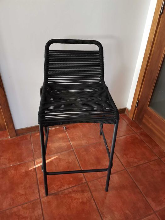 Cadeiras pretas em bom estado de conservação, ideais para um balcão de cozinha.