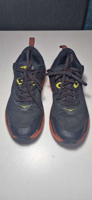 Hoka  42 2/3.      .