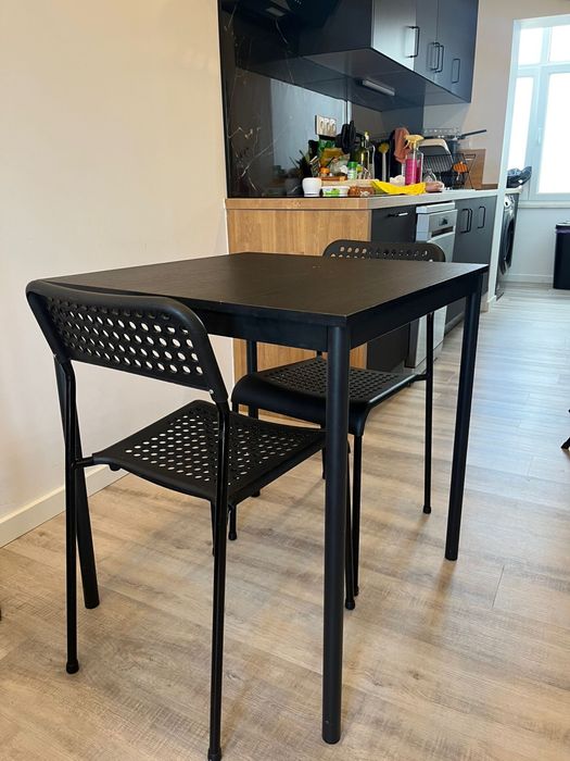 Mesa mais duas cadeiras