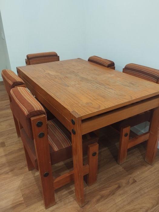 Conjunto de mesa e 6 cadeiras