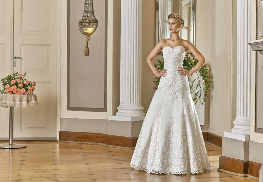 Elegancka suknia ślubna w rozmiarze 36