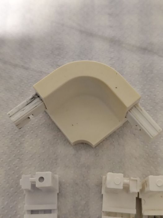 Suwaki prawe i lewe do kabiny Sanplast + naroznik