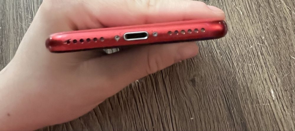 Iphone SE ( product - red)