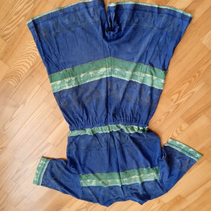 Sukienko-spodnie w rozmiarze 38, z przodu zapinane na guziki.