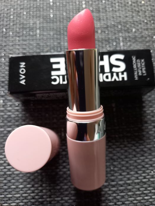 Lśniąca szminka z kwasem hialuronowym  Hydramatic  Shine  Avon Bright