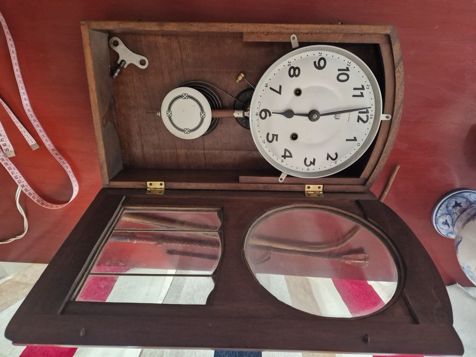 Relógio reguladora antigo vintage a funcionar com chave

Altura:
48cm