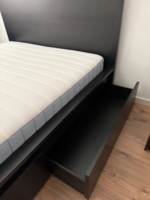 Cama de casal, colchão e 2mesas de cabeceira