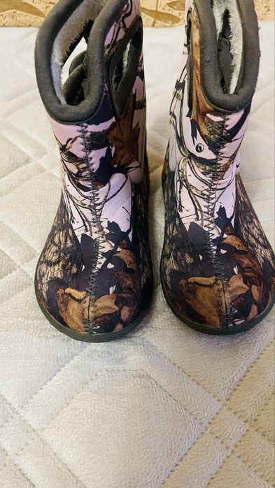 дитячі чоботи Bogs з камуфляжним принтом.