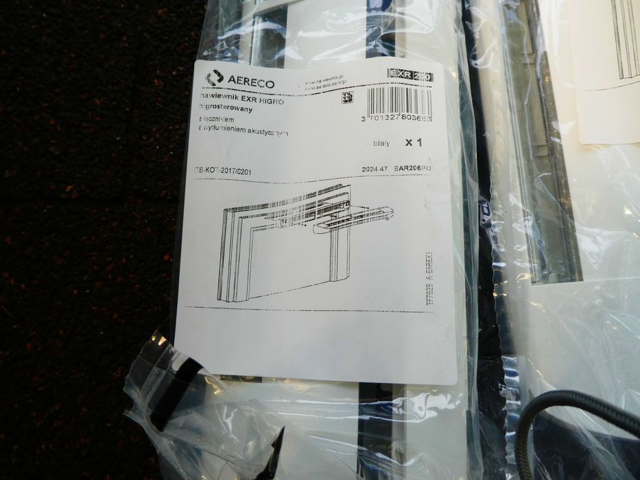 Nawiewnik higrosterowany EXR + podkładka montażowa + okap standardowy