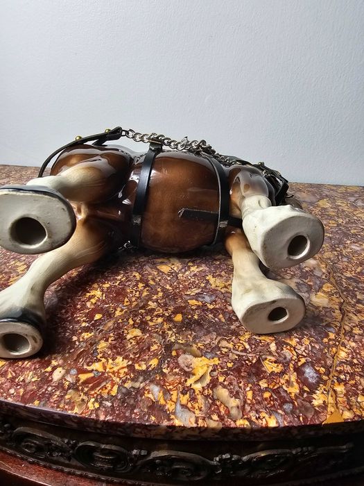 Duży piękny ceramiczny koń "Duchy pottery" z uprzężą Anglia 26 cm