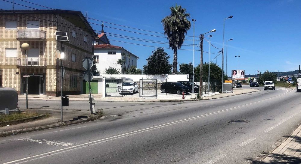 Loja com logradouro com area bruta 205 m2 em Ferreiros - Braga na EN103 ao lado Igreja de Ferreiros