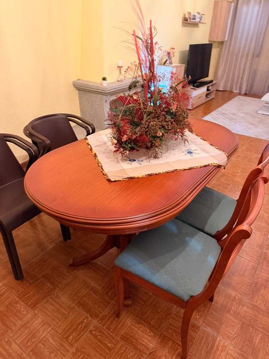 Mesa oval extensível em madeira com oferta das cadeiras