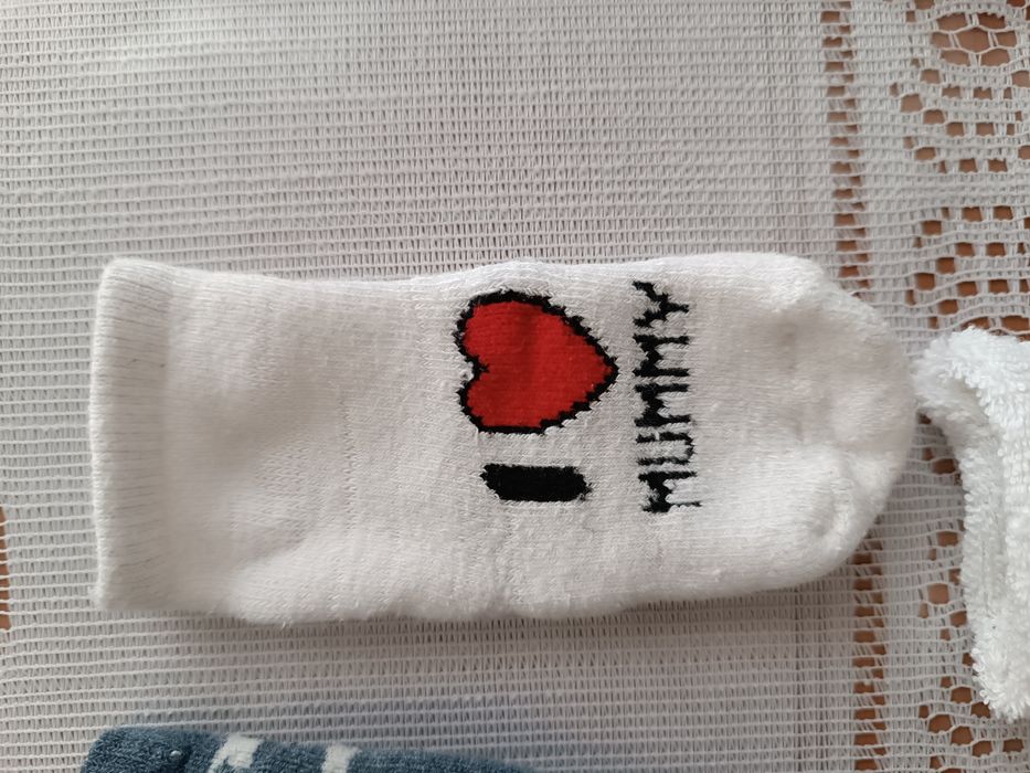 9 pares de meias 3 -12 meses, inclusive pares antiderrapantes.