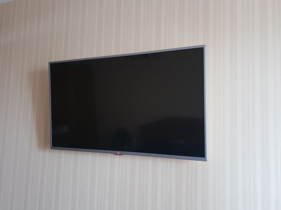 Телевізор LG 42LB570V ,білий