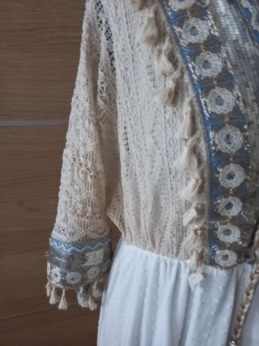 Sukienka boho oversize – moda włoska, koronka, hafty, cekiny, frędzle, bawełna