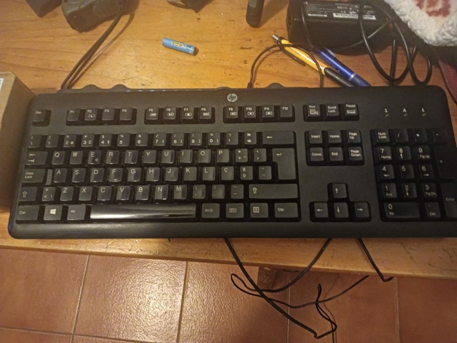 Três teclados computador por cabo