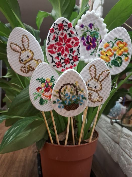 Великодні вишиті яйця сувеніри