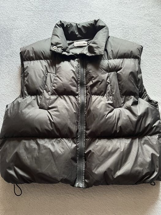 Жіноча чорна жилетка