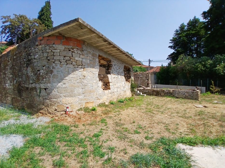 Terreno + Armazém em Arroios, Vila Real