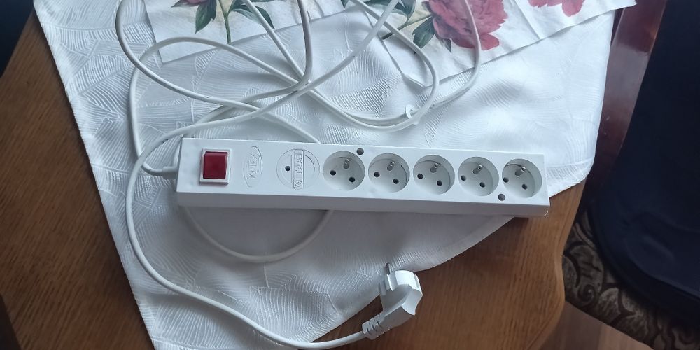 Przedłużacz elektryczny 5 punktowy z uziemieniem 3 mb.