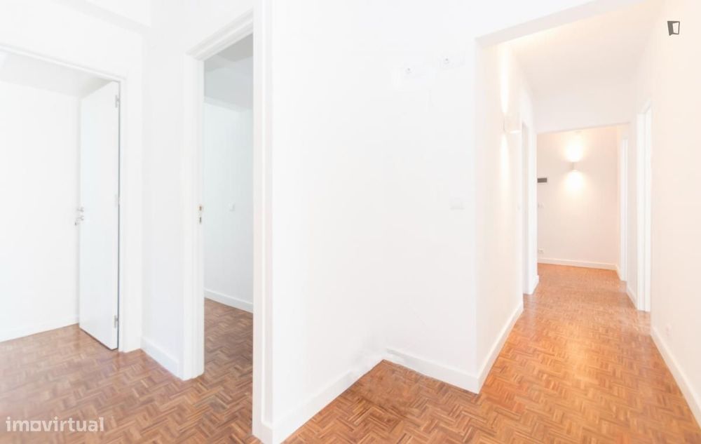 Quarto - localizado em Campolide Lisbon