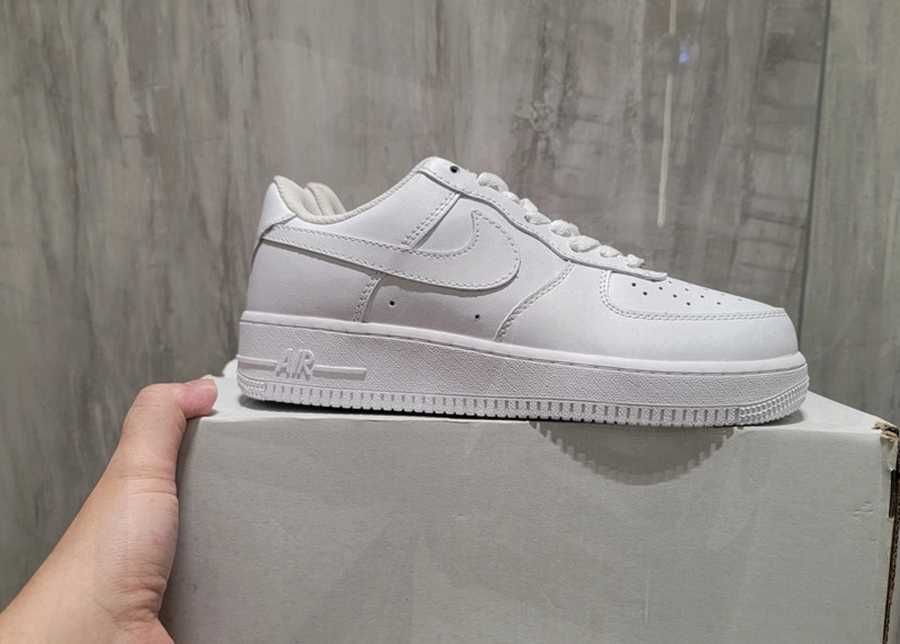 Buty damskie Nike w rozmiarze 39, w zestawie pudełko po butach