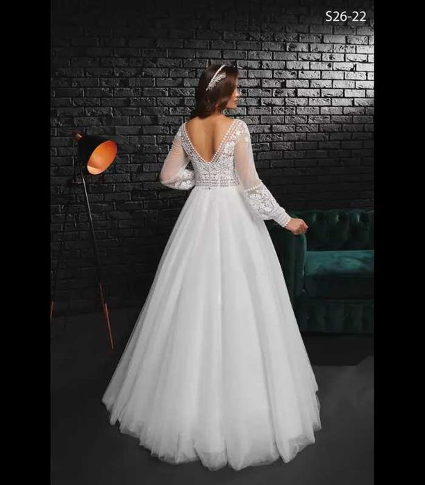 Suknia ślubna z długimi rękawem z dekoltem V