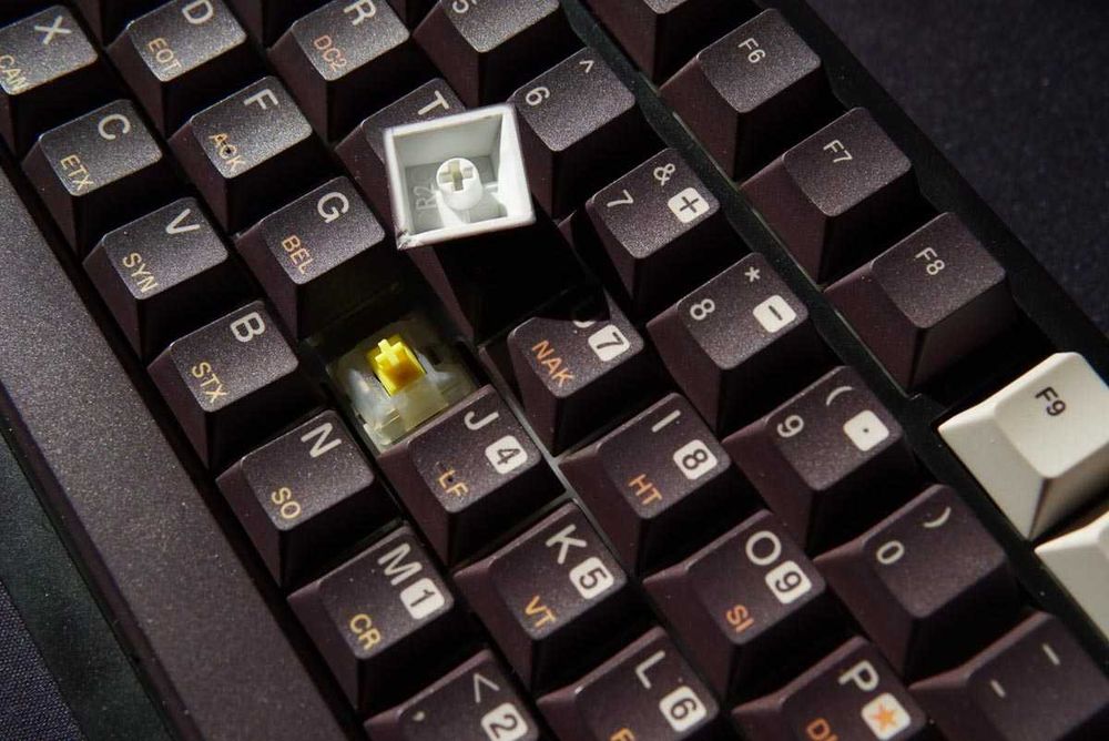 Klawiatura mechaniczna 75% retro – Gateron Yellow, keycaps Atari styl