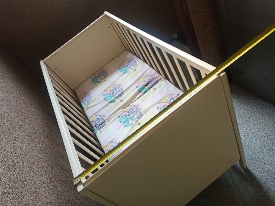 Solidne łóżeczko dla dziecka, drewniane, składane