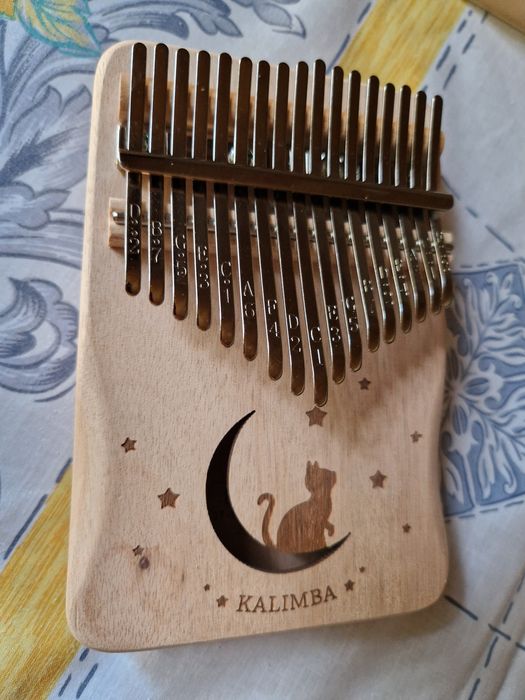 Kalimba.  Instrumento musical em madeira natural. Novo